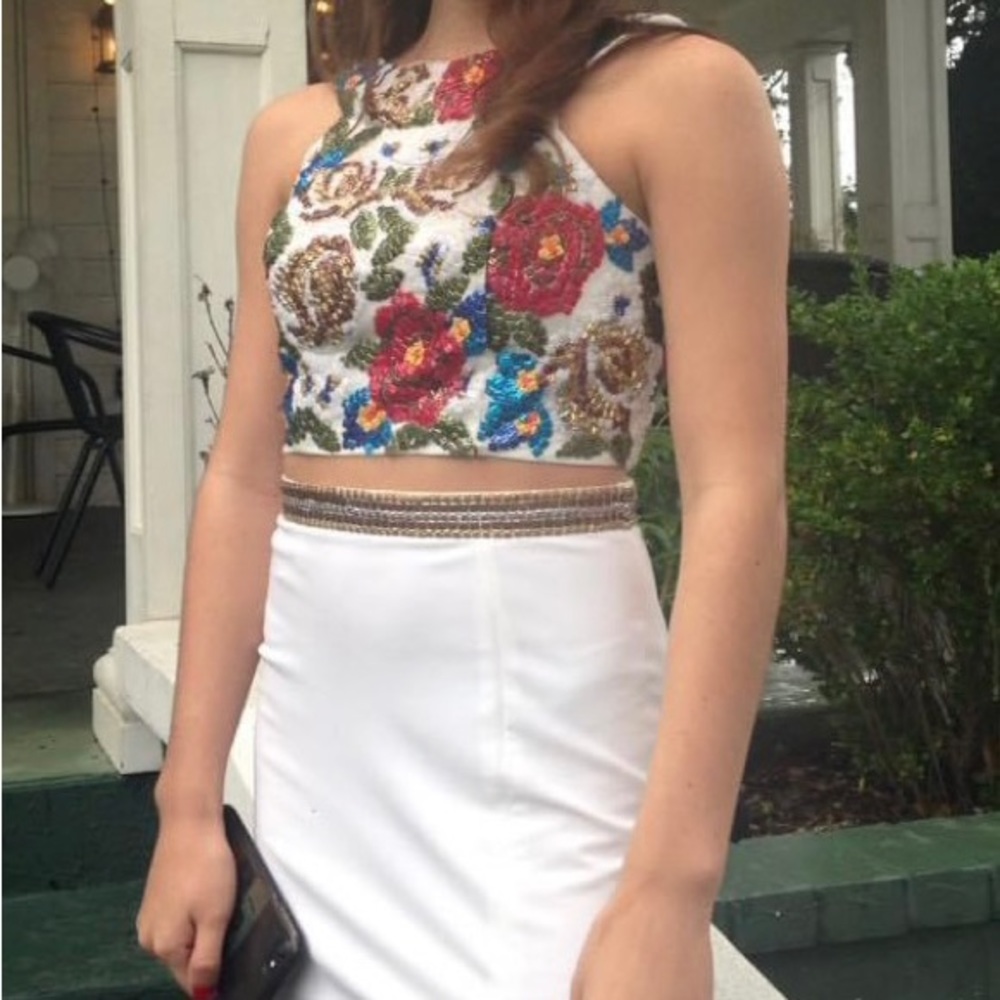 Sherri hill formal dress, my dtr was 5’2 and 105 lbs, no size, but she wore a 2